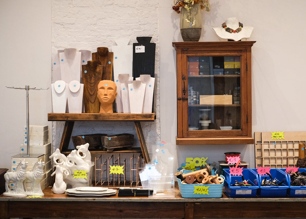 Uitverkoop etalagemateriaal en solden op juwelen
