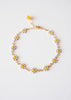 armbandje met witte bloemetjes