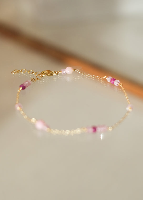 armbandje met roze kraaltjes en robijn