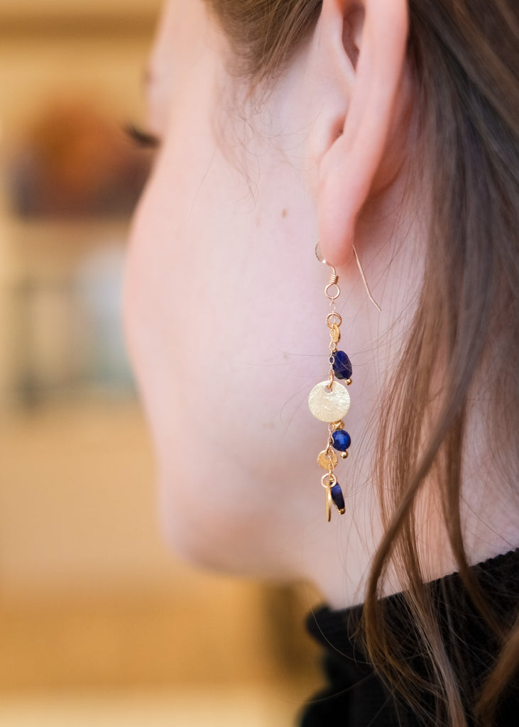 vergulde oorhangers met lapis lazuli kralen
