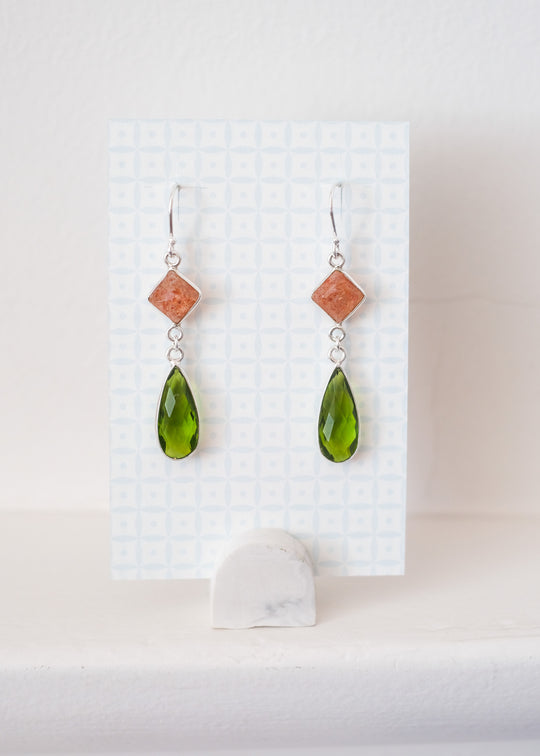 Oorhangers met peridot en zonnesteen
