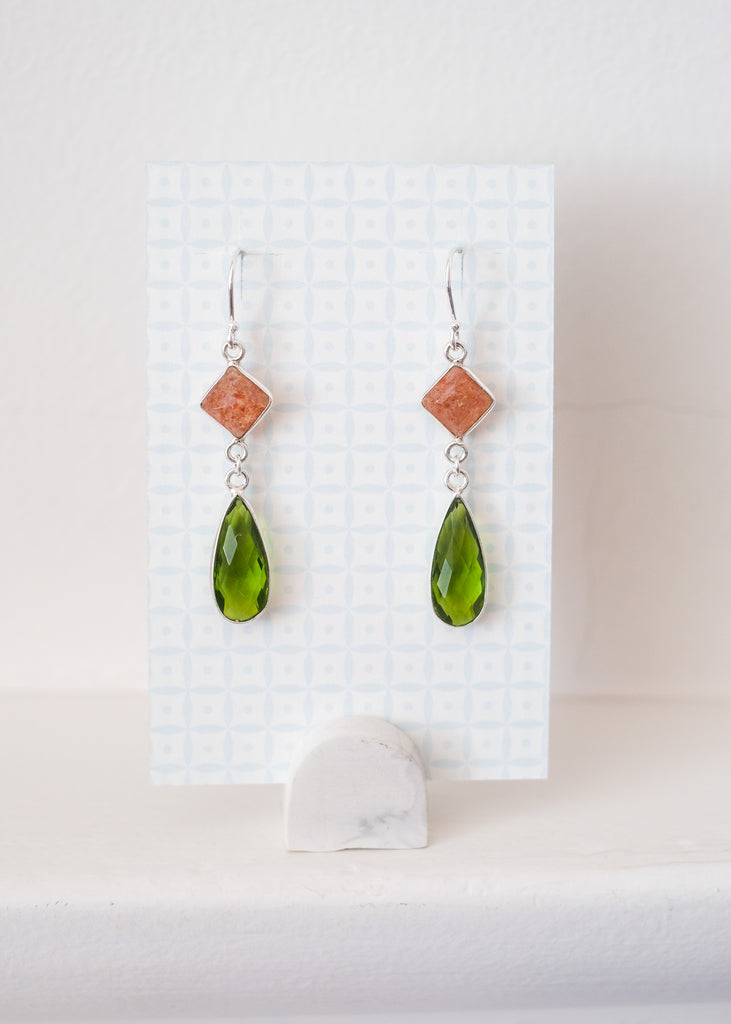 zilveren oorhangers met peridot en zonnesteen