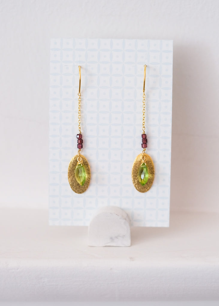 oorhangers met granaat en peridot