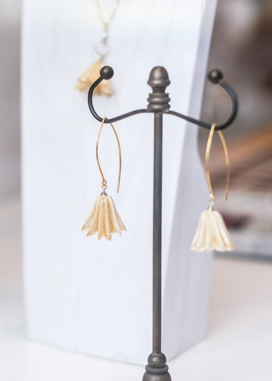 Oorhangers met campanula bloem