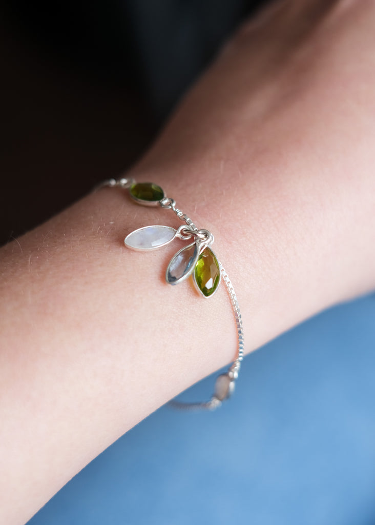 zilveren armbandje met maansteen, london blue kwarts en peridot