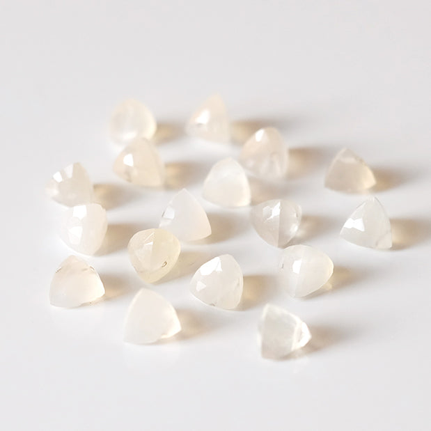 trillion briolette witte maansteen