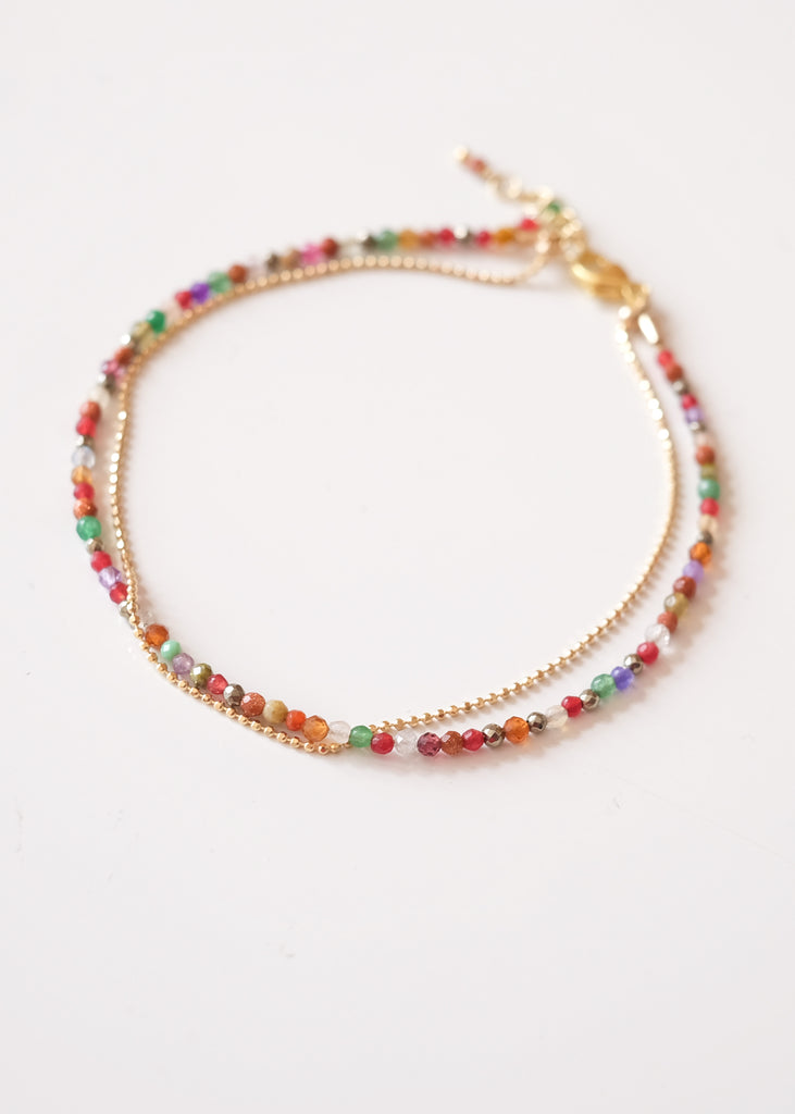 fijn armbandje met gekleurde steentjes en ketting