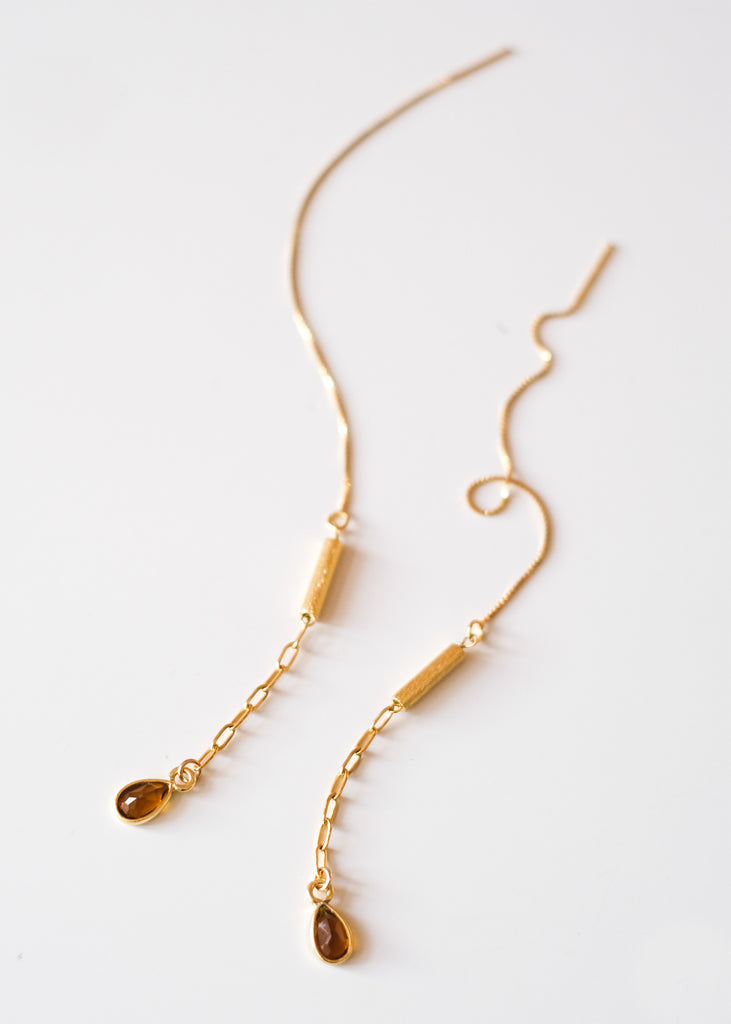 fijne oorstekers met ketting en honingkwarts