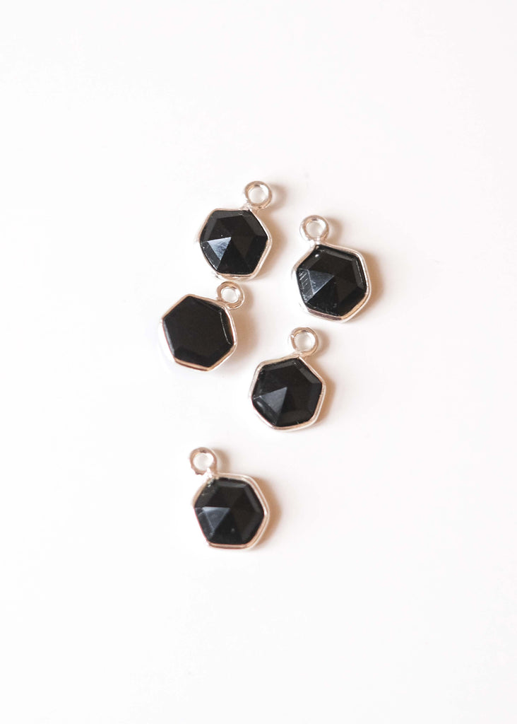 hexagon bedeltje met zilveren randje en zwarte onyx