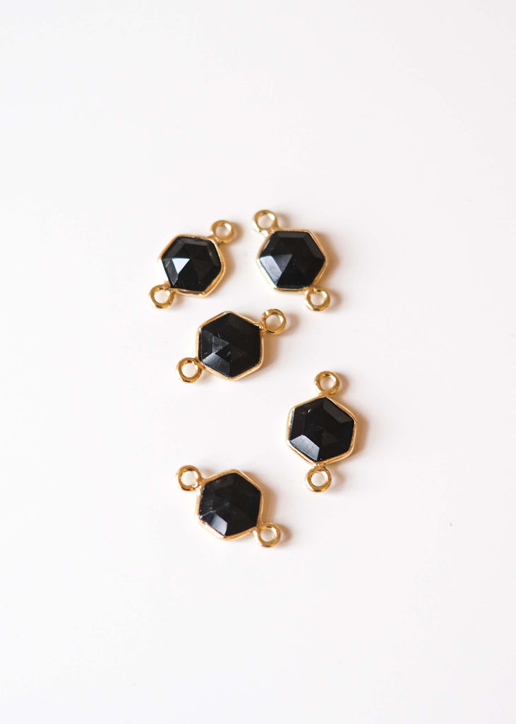 hexagon linkje met zwarte onyx en gouden randje