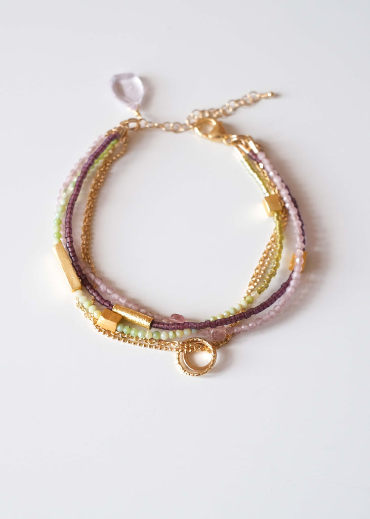 multiple strand armbandje met lila en groene kralen