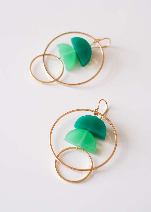 oorbellen met cirkels en groene kralen van muranoglas