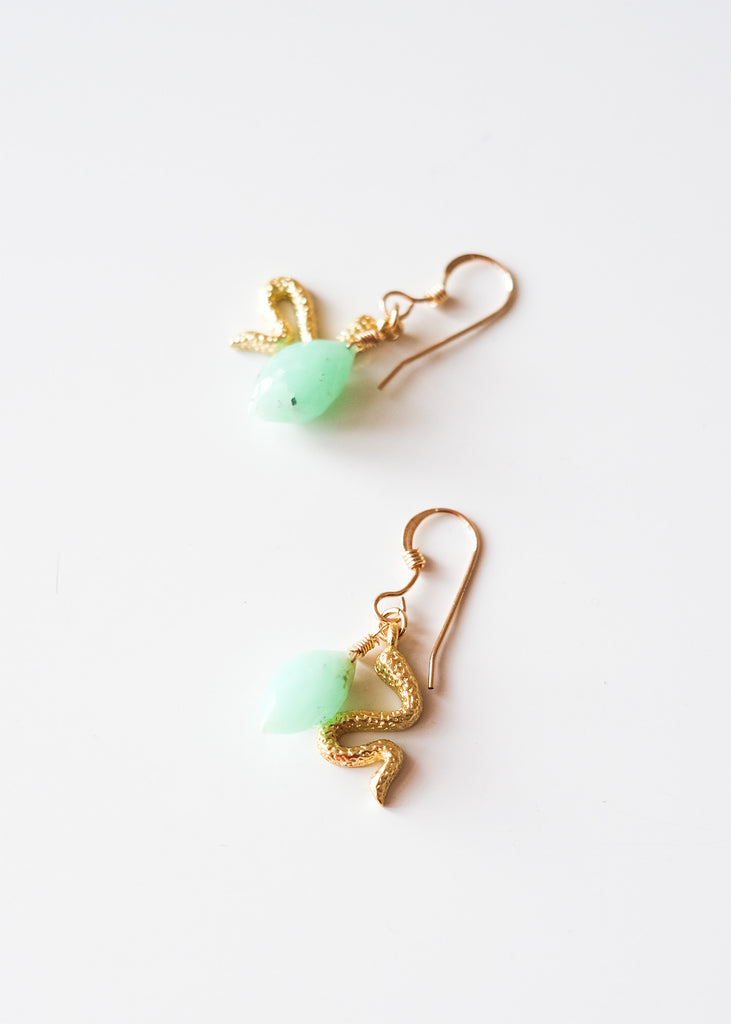 vergulde oorbellen met slang en chrysopraas
