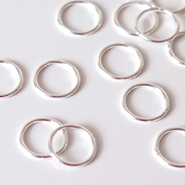 gesloten zilveren ring om juwelen te maken