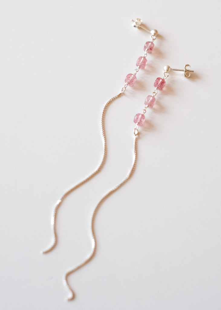 zilveren oorstekers met lange ketting en cranberry kwarts